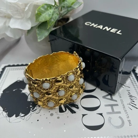 CHANEL Rare Vintage Gold Hinged Bracelet - Picture 10 of 10